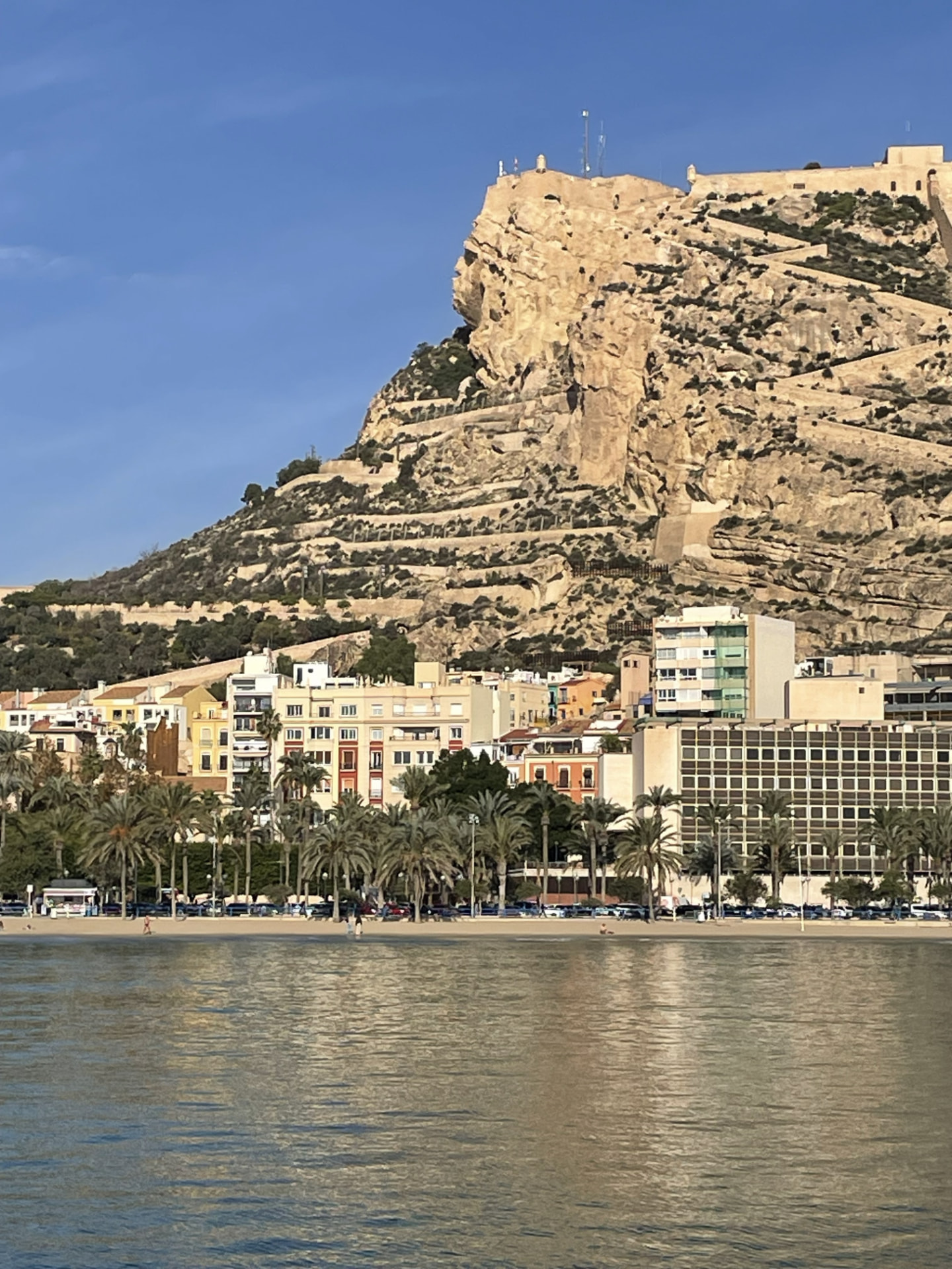 Vista del Castillo de Santa Bárbara y la playa del Postiguet desde el mar, en Alicante