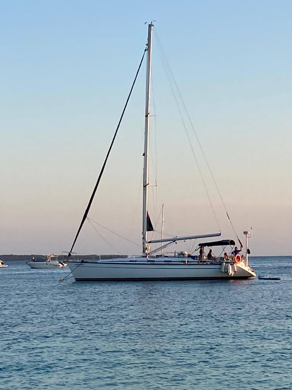 Velero Cienfuegos fondeado en una cala de la costa de Alicante